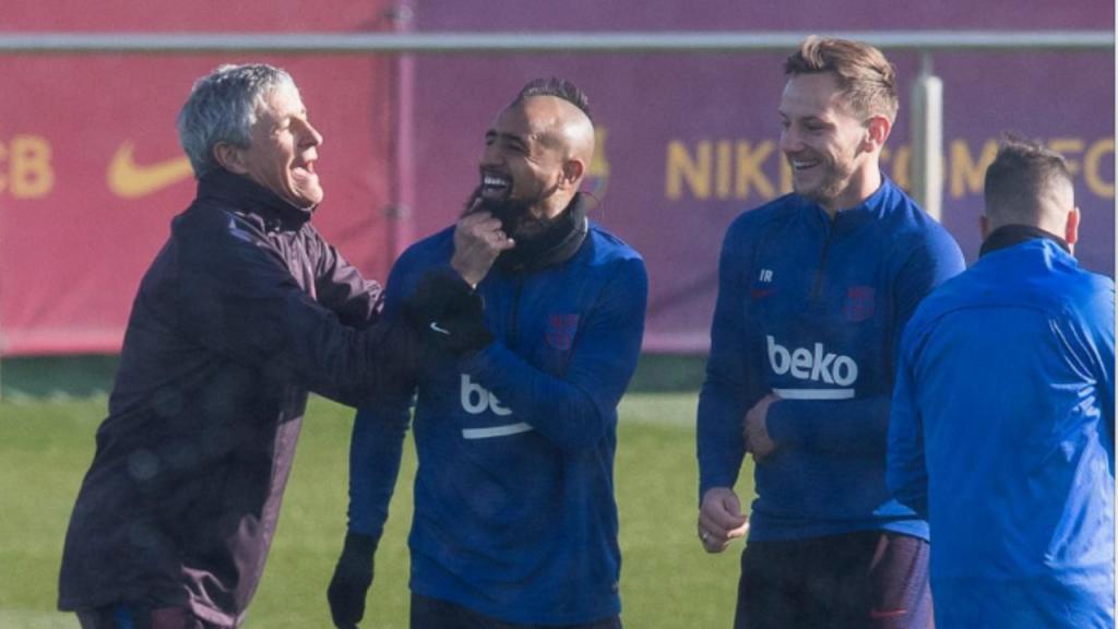 Cules - Página 7 Setien-coge-del-cuello-entre-bromas-a-arturo-vidal-despues-de-que-el-chileno-le-intente-tirar-un-cano-en-un-rondo--captura-barcatv