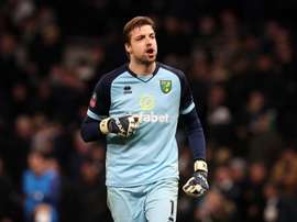 El portero le dio la victoria al Norwich en penaltis. Twitter/NorwichCityFC