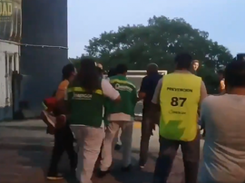 El hincha de Rosario cayó desde la grada. Twitter/FabioTokman83