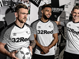 Jayden Bogle (c) puede salir del Derby County. DerbyCounty