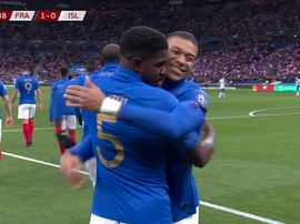 Umtiti casse la démarche. Capture/M6