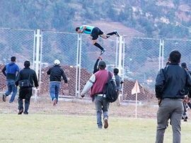 Un árbitro tiene que escapar en Perú. Captura/LaRepública
