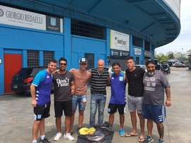 Racing donó varias botas al modesto El Porvenir. Twitter/CadenaAscenso