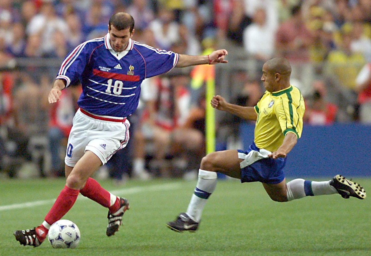 Zinédine Zidane face à Roberto Carlos, le 12 juillet 1998 au Stade de France. AFP