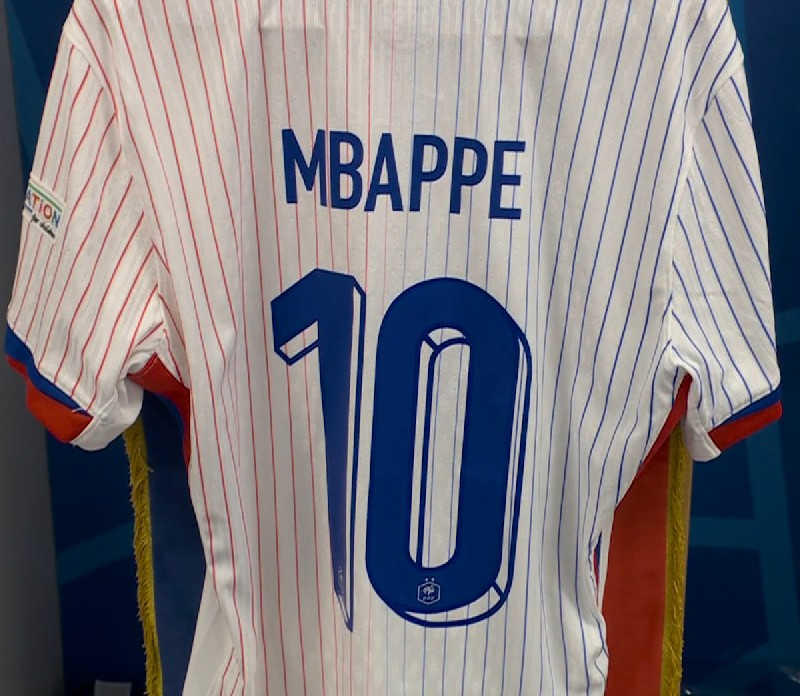 ¿Será la gran noche de Mbappé en esta Eurocopa? El capitán de 'les bleus' será titular y lucirá la máscara a la que ya nos ha acostumbrado tras su fractura de nariz.