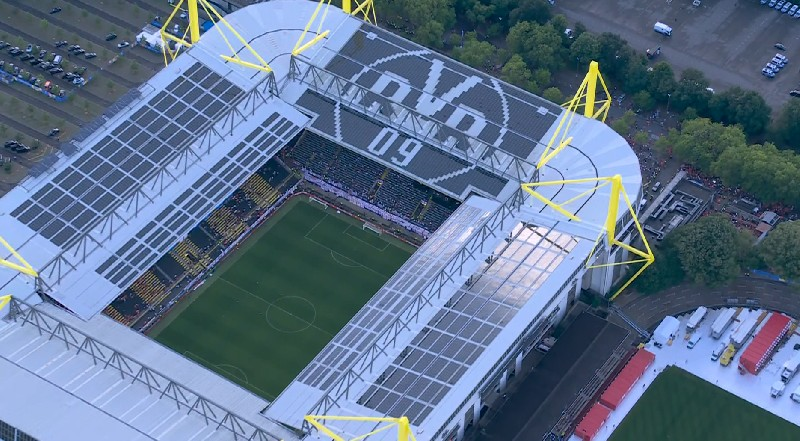 El Signal Iduna Park va cogiendo colorido. Habrá mayoría neerlandesa en las gradas, pero los ingleses apretarán. Aún falta más de hora y media para que la pelota eche a rodar.