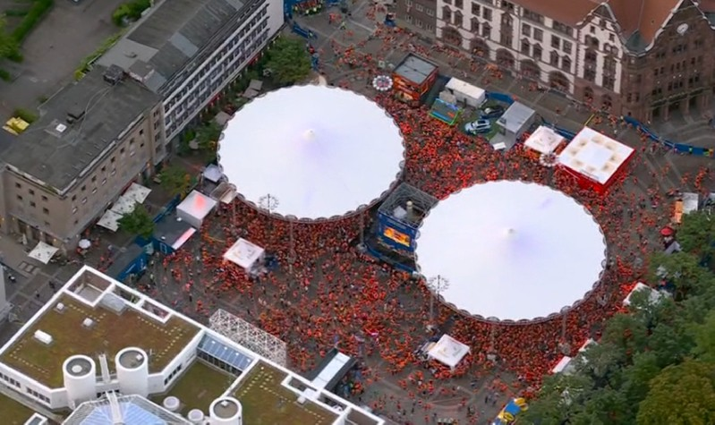 La afición neerlandesa está siendo una de las más destacadas en esta Eurocopa. Durante todo el día de hoy se ha visto a numerosos aficionados por las calles de Dortmund e incluso se habla de que podría superar los 100.000. Una auténtica locura y nada más que hay que echar manos a las imágenes para ver la fiebre de la 'Oranje'.