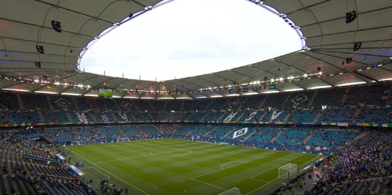 Se empieza a llenar el Volksparkstadion de Hamburgo cuando aún faltan dos horas para el comienzo del partido.