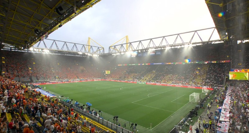 Comienza a diluviar en Dortmund y deja imágenes espectaculares dentro del estadio.