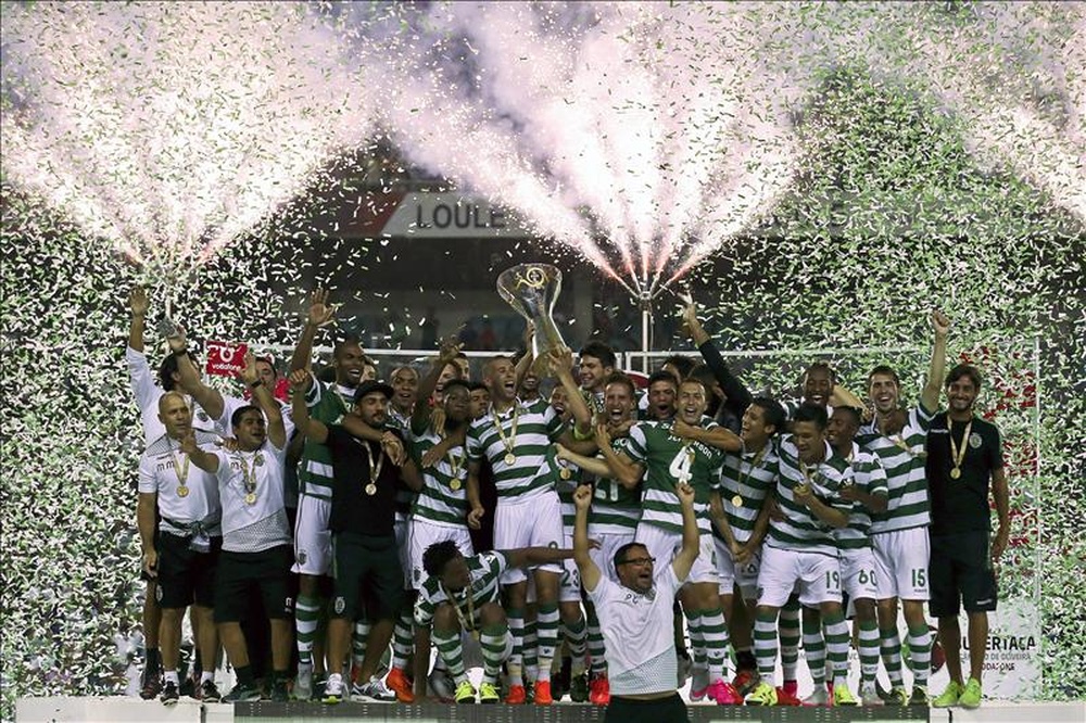 Los jugadores del Sporting de Lisboa de Portugal alzan el trofeo Candido de Oliveira de la Supercopa tras la victoria obtenida sobre el Benfica en un partido celebrado hoy en el Estadio Algarve en Faro, Portugal. EFE