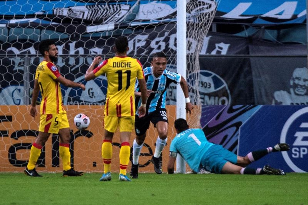 Gremio no tiene piedad y le mete ocho a Aragua. EFE