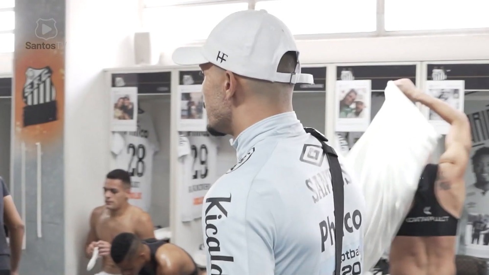 Alison jogador do santos tatuagem Video Veja Como Foi Fala Do Capitao Alison Ao Elenco Antes De Vitoria Do Santos