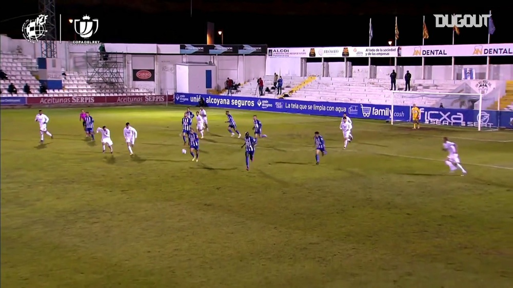 La rete dell'Alcoyano contro il Real. Dugout