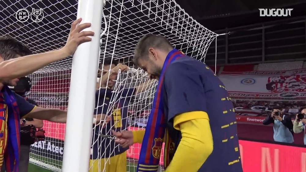 Gerard Piqué récupère un morceau du filet. Dugout