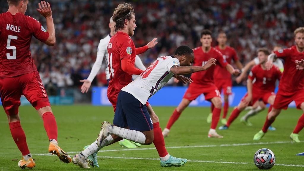Urs Meier scandalisé par l'arbitrage d'Angleterre - Danemark