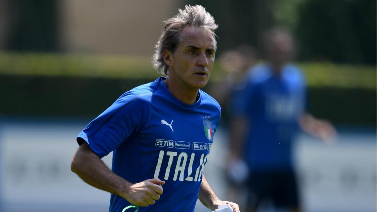 pics Roberto Mancini Younger https www besoccer com new mancini wants strong serie a for national team progress 490335